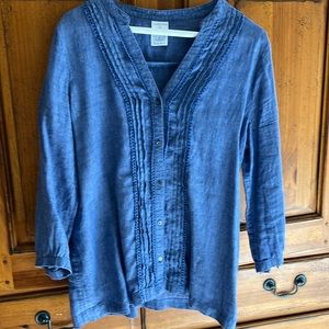 Beautiful detail on this lands, end, size small, V-neck button-down